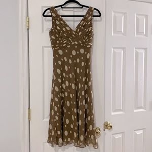 Polka dot , dress size 4 , sleeveless, very elegant and classy, great condition.